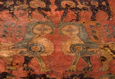 Lot 197 - AN ANCIENT AND VERY RARE SILK FRAGMENT WITH CONFRONTING LIONS AND BULLS, SOGDIANA, CIRCA 650 AD