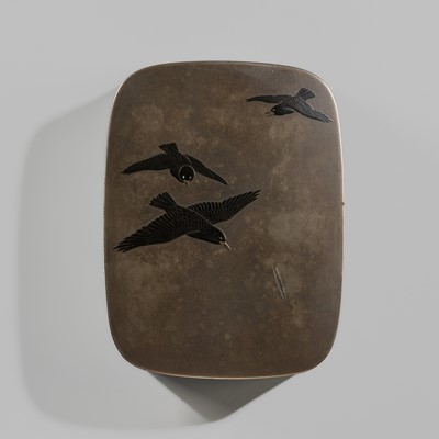 A FINE SILVER LACQUER KOBAKO (SMALL BOX) AND COVER DEPICTING THREE CROWS