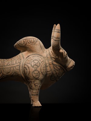 Lot 107 - A NEOLITHIC POTTERY ‘ZEBU’ FIGURE, KULLI CULTURE, CHALCOLITHIC PERIOD, 2300-2000 BC
