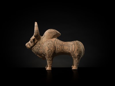 Lot 107 - A NEOLITHIC POTTERY ‘ZEBU’ FIGURE, KULLI CULTURE, CHALCOLITHIC PERIOD, 2300-2000 BC