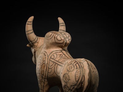 Lot 107 - A NEOLITHIC POTTERY ‘ZEBU’ FIGURE, KULLI CULTURE, CHALCOLITHIC PERIOD, 2300-2000 BC