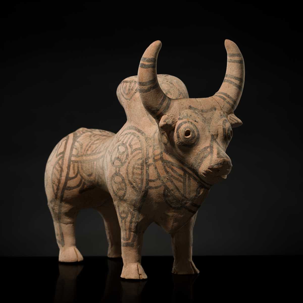 Lot 107 - A NEOLITHIC POTTERY ‘ZEBU’ FIGURE, KULLI CULTURE, CHALCOLITHIC PERIOD, 2300-2000 BC