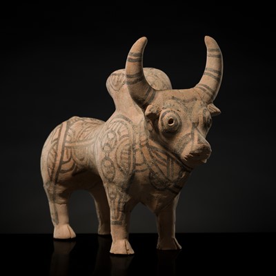 Lot 107 - A NEOLITHIC POTTERY ‘ZEBU’ FIGURE, KULLI CULTURE, CHALCOLITHIC PERIOD, 2300-2000 BC