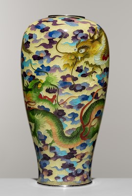 Lot 213 - A LARGE AND MASTERFUL PLIQUE-À-JOUR ‘DRAGON’ VASE