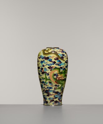 Lot 213 - A LARGE AND MASTERFUL PLIQUE-À-JOUR ‘DRAGON’ VASE