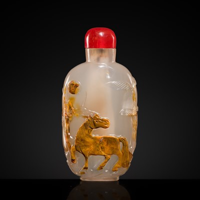 Lot 199 - A FINE CAMEO AGATE SNUFF BOTTLE WITH STANDING HORSE, LATE 19TH TO EARLY 20TH CENTURY
