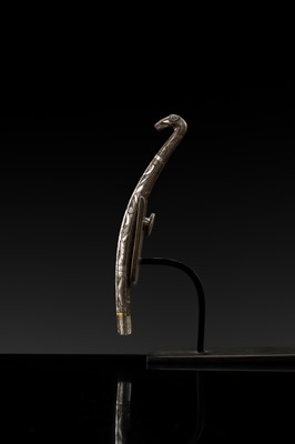 Lot 42 - A GOLD AND SILVER-INLAID BRONZE BELT HOOK, WARRING STATES-HAN DYNASTY