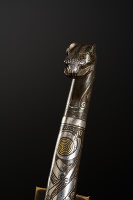 Lot 42 - A GOLD AND SILVER-INLAID BRONZE BELT HOOK, WARRING STATES-HAN DYNASTY