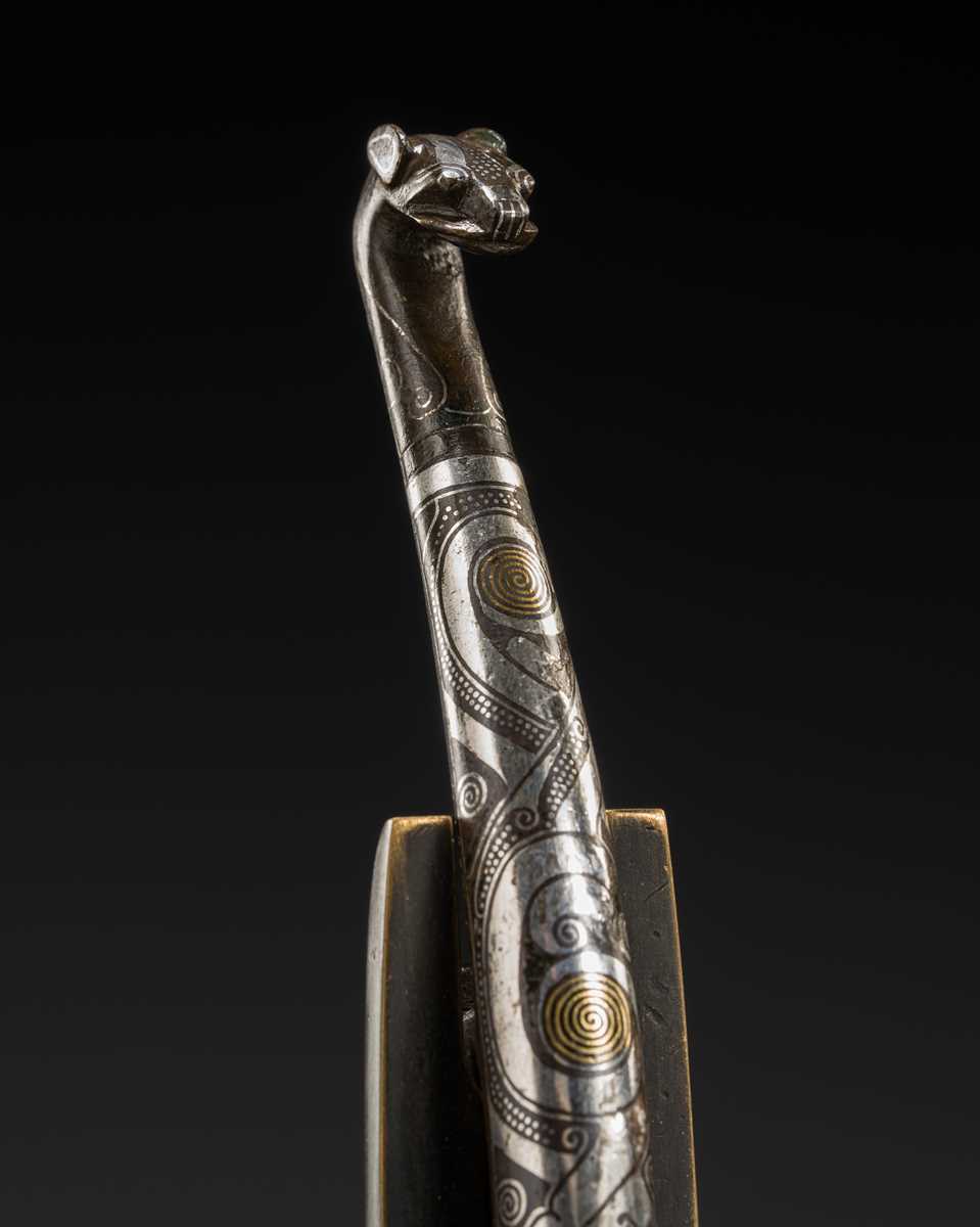 Lot 42 - A GOLD AND SILVER-INLAID BRONZE BELT HOOK, WARRING STATES-HAN DYNASTY