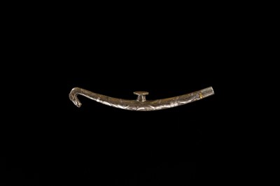 Lot 42 - A GOLD AND SILVER-INLAID BRONZE BELT HOOK, WARRING STATES-HAN DYNASTY