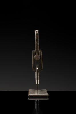 Lot 42 - A GOLD AND SILVER-INLAID BRONZE BELT HOOK, WARRING STATES-HAN DYNASTY