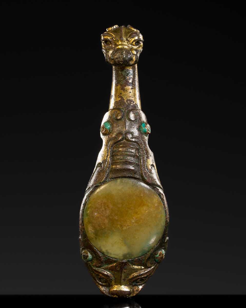 Lot 191 - A RARE TURQUOISE AND JADE-INLAID GILT-BRONZE BELT HOOK, LATE WARRING STATES-EARLY EASTERN HAN DYNASTY