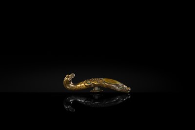 Lot 191 - A RARE TURQUOISE AND JADE-INLAID GILT-BRONZE BELT HOOK, LATE WARRING STATES-EARLY EASTERN HAN DYNASTY