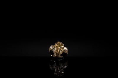 Lot 191 - A RARE TURQUOISE AND JADE-INLAID GILT-BRONZE BELT HOOK, LATE WARRING STATES-EARLY EASTERN HAN DYNASTY