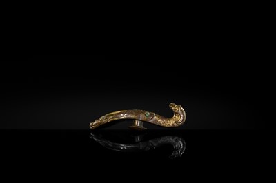 Lot 191 - A RARE TURQUOISE AND JADE-INLAID GILT-BRONZE BELT HOOK, LATE WARRING STATES-EARLY EASTERN HAN DYNASTY