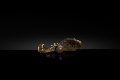 Lot 191 - A RARE TURQUOISE AND JADE-INLAID GILT-BRONZE BELT HOOK, LATE WARRING STATES-EARLY EASTERN HAN DYNASTY