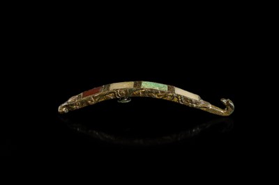 Lot 195 - A JADE, TURQUOISE AND GLASS-INLAID GILT-BRONZE BELT HOOK, HAN DYNASTY