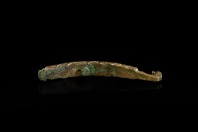 Lot 195 - A JADE, TURQUOISE AND GLASS-INLAID GILT-BRONZE BELT HOOK, HAN DYNASTY