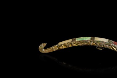 Lot 195 - A JADE, TURQUOISE AND GLASS-INLAID GILT-BRONZE BELT HOOK, HAN DYNASTY