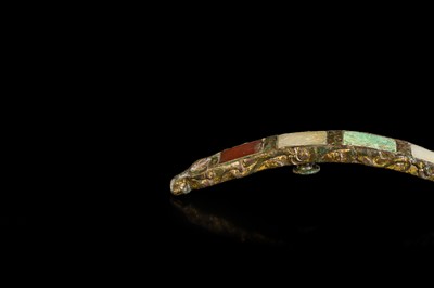 Lot 195 - A JADE, TURQUOISE AND GLASS-INLAID GILT-BRONZE BELT HOOK, HAN DYNASTY