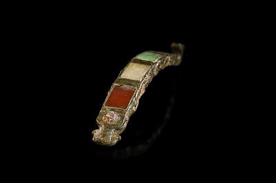 Lot 195 - A JADE, TURQUOISE AND GLASS-INLAID GILT-BRONZE BELT HOOK, HAN DYNASTY