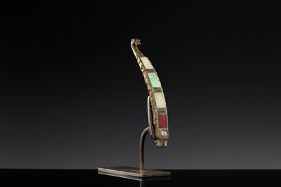 Lot 195 - A JADE, TURQUOISE AND GLASS-INLAID GILT-BRONZE BELT HOOK, HAN DYNASTY