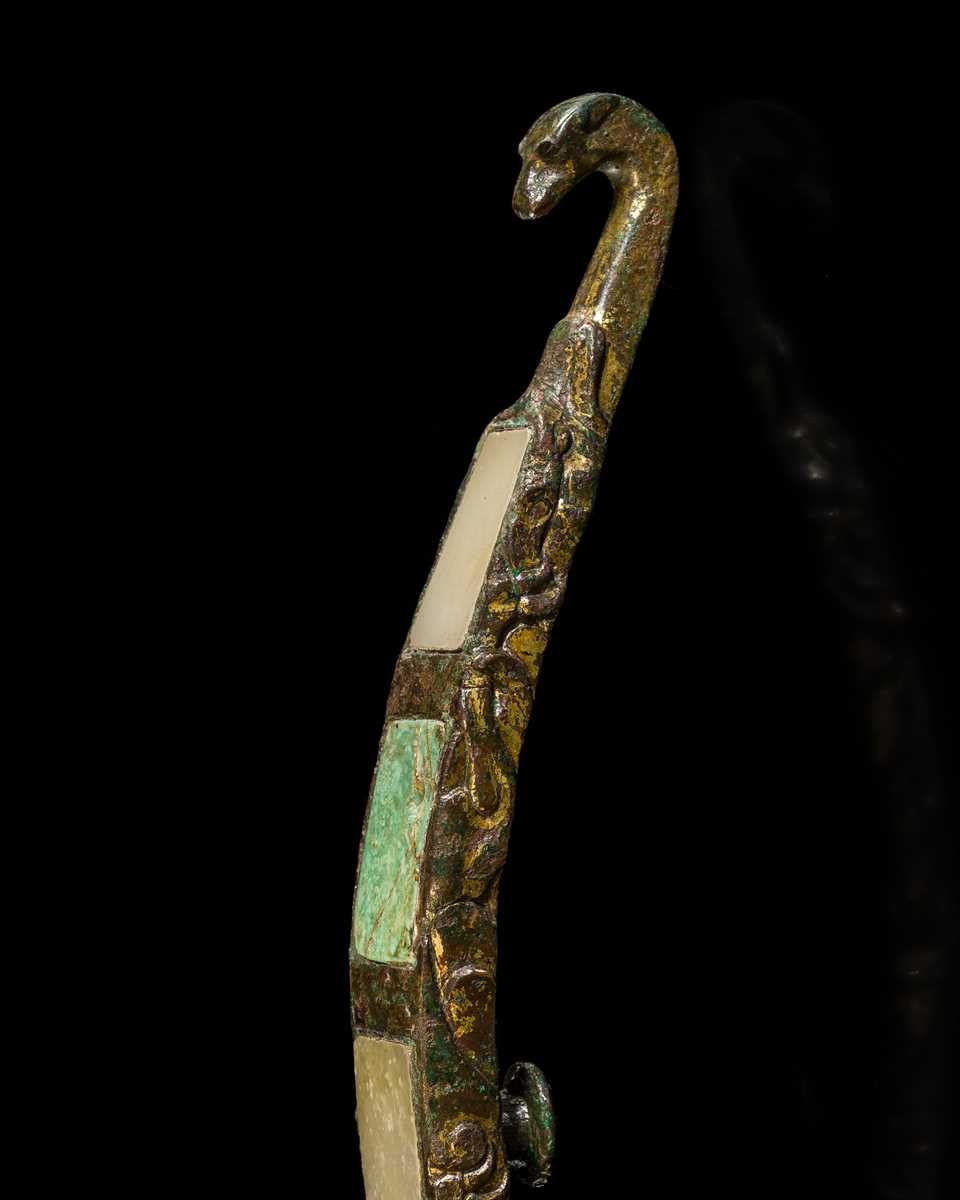 Lot 195 - A JADE, TURQUOISE AND GLASS-INLAID GILT-BRONZE BELT HOOK, HAN DYNASTY