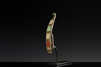 Lot 195 - A JADE, TURQUOISE AND GLASS-INLAID GILT-BRONZE BELT HOOK, HAN DYNASTY