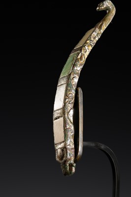 Lot 195 - A JADE, TURQUOISE AND GLASS-INLAID GILT-BRONZE BELT HOOK, HAN DYNASTY