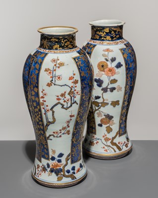A PAIR OF LARGE IMARI PORCELAIN VASES DEPICTING BLOSSOMING FLOWERS