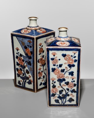 A PAIR OF IMARI PORCELAIN ‘CHRYSANTHEMUM’ TOKKURI (SAKE FLASKS)