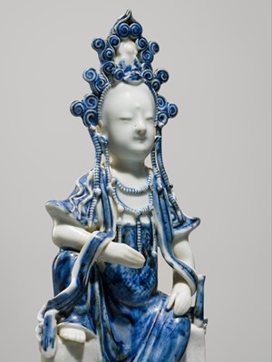 Lot 1585 - AN UNDERGLAZE BLUE PORCELAIN FIGURE OF KANNON BOSATSU