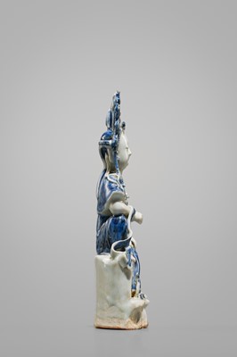 Lot 1585 - AN UNDERGLAZE BLUE PORCELAIN FIGURE OF KANNON BOSATSU