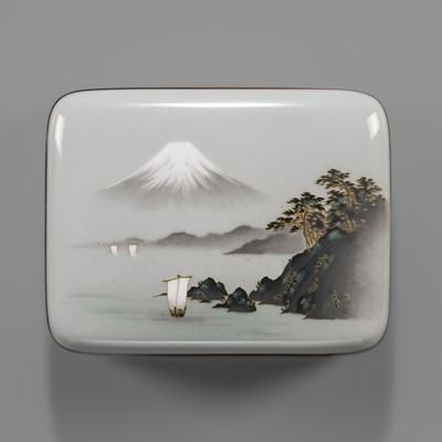 Lot 215 - A FINE SOSUKE-STYLE CLOISONNÉ ENAMEL BOX AND COVER DEPICTING A COASTAL LANDSCAPE WITH MOUNT FUJI, ATTRIBUTED TO THE WORKSHOP OF ANDO JUBEI