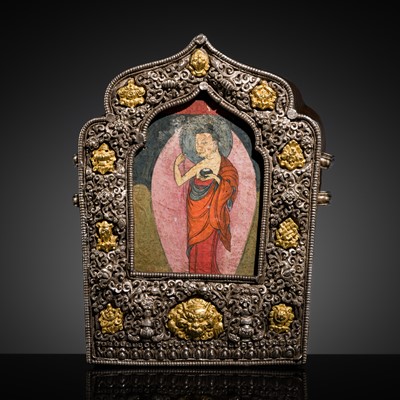 Lot 14 - A FINE RETICULATED AND EMBOSSED SILVER AND GOLD INSET PORTABLE SHRINE, GAU