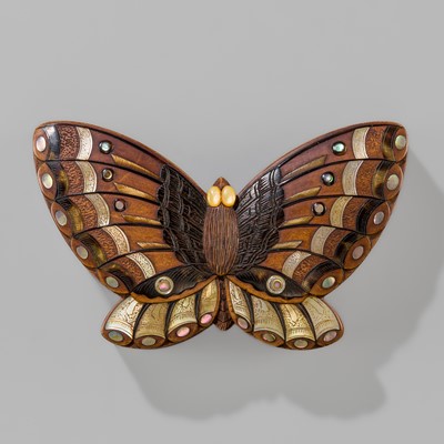 Lot 361 - A SHIBAYAMA INLAID WOOD ‘BUTTERFLY’ KOGO (INCENSE BOX) AND COVER