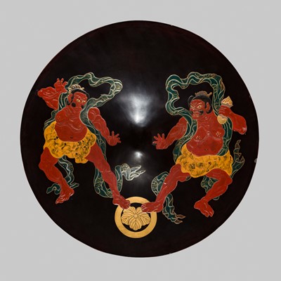 Lot 124 - A RARE LACQUERED WOOD JINGASA (WAR HAT) WITH NIO GUARDIANS AND MARU NI TUTA MON