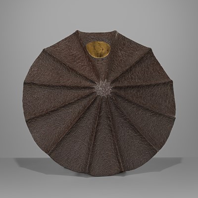 Lot 1125 - A RARE LACQUERED JINGASA (WAR HAT) WITH A MON