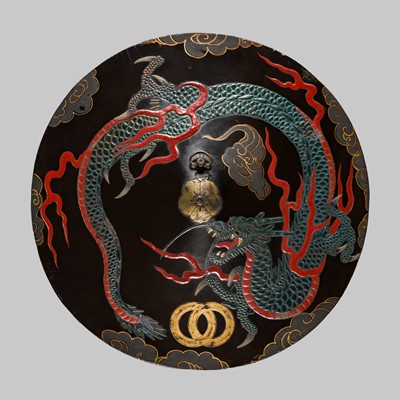 Lot 126 - A FINE LACQUERED WOOD JINGASA (WAR HAT) WITH A DRAGON AND WACHIGAI MON