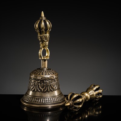 Lot 13 - A FINE BRONZE GHANTA AND VAJRA, TIBET, 18TH-19TH CENTURY