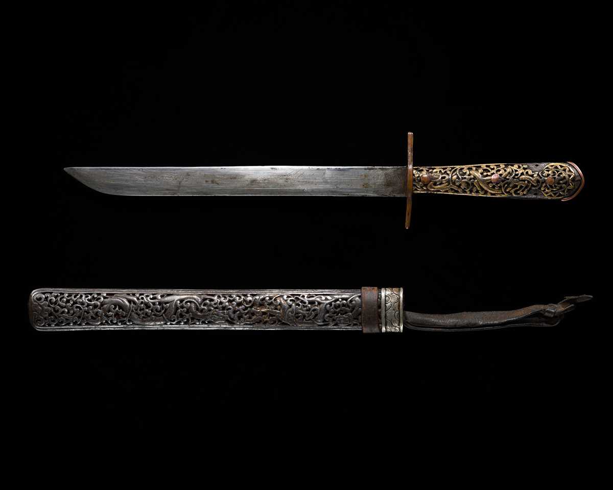 A SHORT SWORD WITH GILT-DAMASCENED IRON MOUNTS, TIBET, CIRCA 16TH-18TH CENTURY