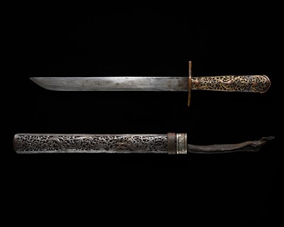 A SHORT SWORD WITH GILT-DAMASCENED IRON MOUNTS, TIBET, CIRCA 16TH-18TH CENTURY