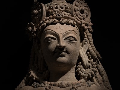 Lot 223 - AN IMPORTANT TERRACOTTA BUST OF A FEMALE DEITY, ANCIENT REGION OF HUND