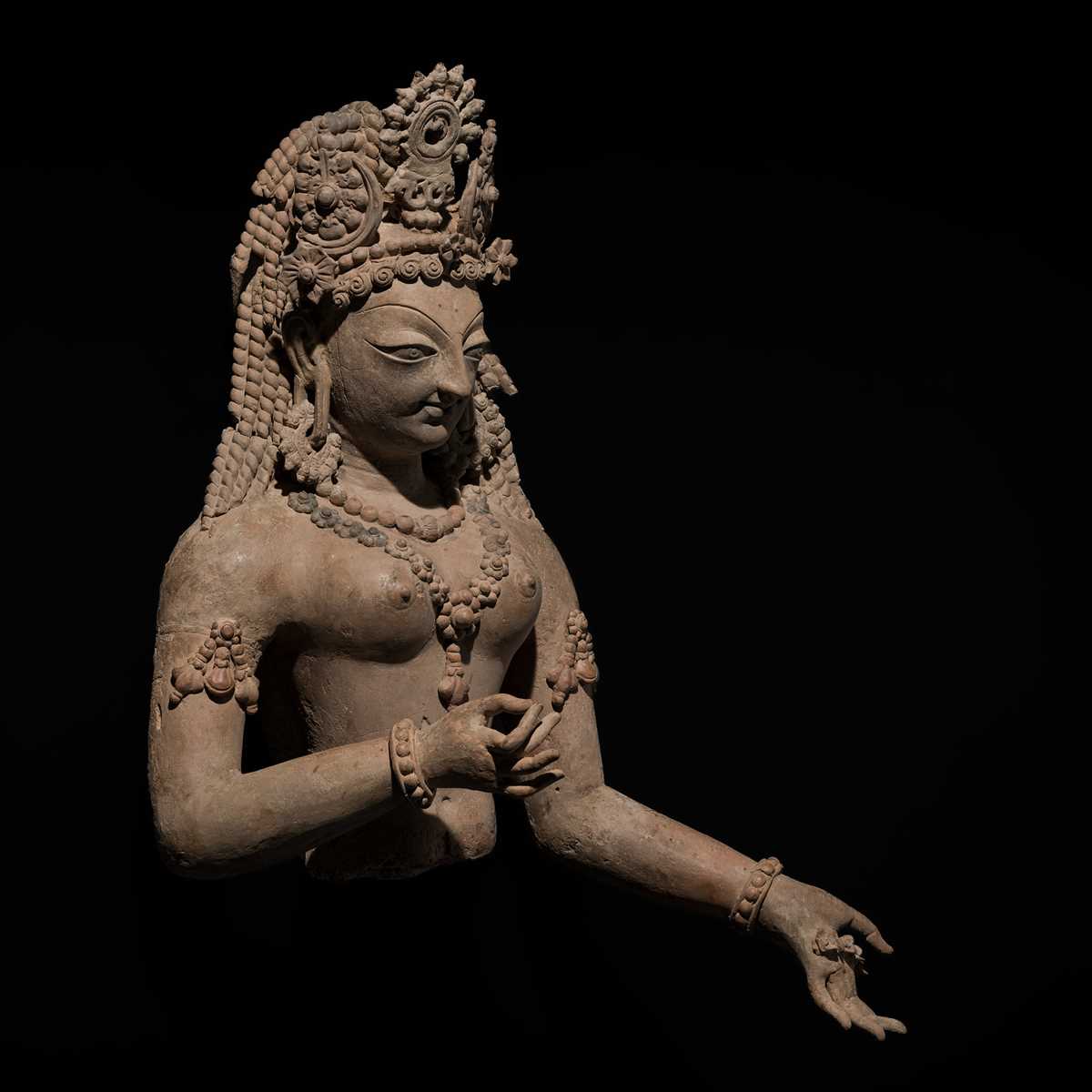 Lot 223 - AN IMPORTANT TERRACOTTA BUST OF A FEMALE DEITY, ANCIENT REGION OF HUND