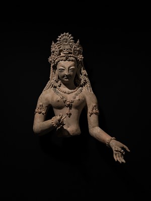 Lot 223 - AN IMPORTANT TERRACOTTA BUST OF A FEMALE DEITY, ANCIENT REGION OF HUND