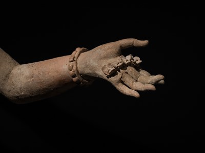 Lot 223 - AN IMPORTANT TERRACOTTA BUST OF A FEMALE DEITY, ANCIENT REGION OF HUND