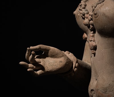 Lot 223 - AN IMPORTANT TERRACOTTA BUST OF A FEMALE DEITY, ANCIENT REGION OF HUND