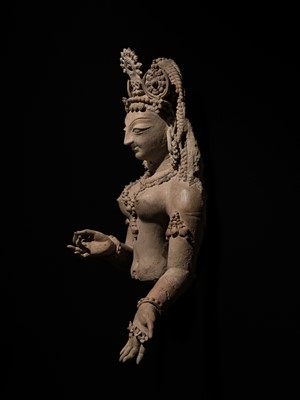 Lot 223 - AN IMPORTANT TERRACOTTA BUST OF A FEMALE DEITY, ANCIENT REGION OF HUND