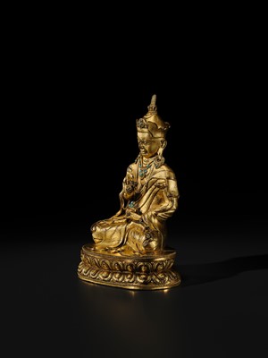 Lot 18 - A GILT BRONZE FIGURE OF PADMASAMBHAVA, TIBET, 16TH-17TH CENTURY