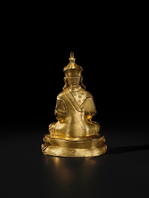 Lot 18 - A GILT BRONZE FIGURE OF PADMASAMBHAVA, TIBET, 16TH-17TH CENTURY